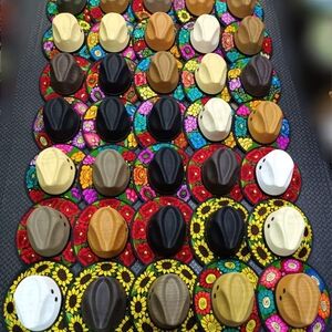 Sombreros de dama bordados